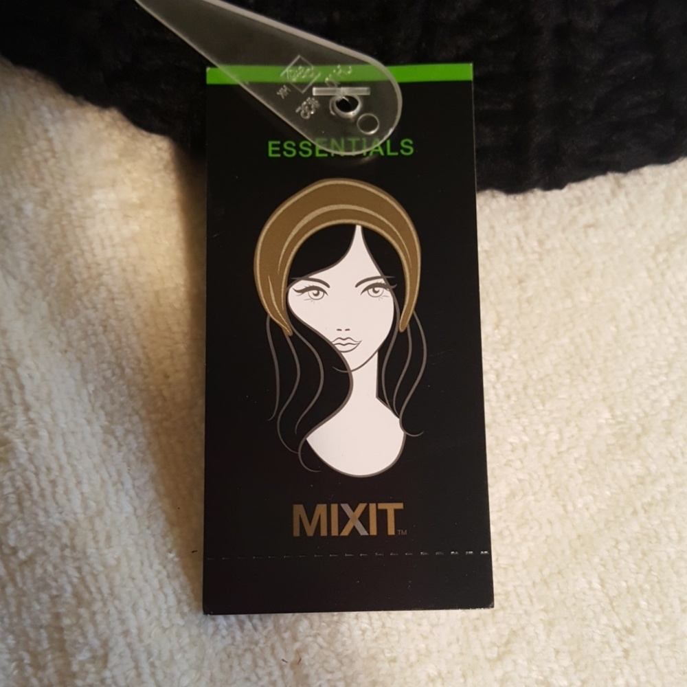 Beautiful Womans Knit Black Beret Tam w/pom pom - Picture 6 of 8